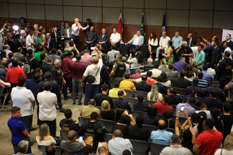 Com a entrega de mais 359 veículos, somente esta semana, o Governo do Pará reforçou a atuação da área de segurança pública em todo o Estado. Todos os veículos auxiliarão no combate a criminalidade e a manutenção da segurança em todo o território paraense. Boa parte desses veículos foi destinada diretamente para as guardas municipais, numa ação integrada com as Prefeituras, por meio da Secretaria de Segurança Pública e Defesa Social (Segup) com articulação da Secretaria de Municípios Sustentáveis, que define em conjunto com os municípios, a agenda de prioridades. A última etapa da entrega ocorreu nesta quinta-feira (5), no Hangar – Centro de Convenções da Amazônia.
FOTO: RODOLFO OLIVEIRA / AG. PARÁ
DATA: 05.07.2018
BELÉM - PARÁ <div class='credito_fotos'>Foto: Rodolfo Oliveira/Ag. Pará | <a href='/midias/2018/originais/7a87178c-96cf-4539-92ff-bfdb6892828d.jpg' download><i class='fa-solid fa-download'></i> Download</a></div>