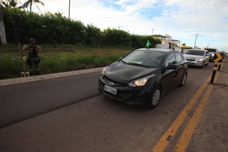 A primeira sinalização semafórica móvel (foto) foi instalada na tarde de sábado, 7, na rodovia PA 444, pelo Departamento de Trânsito do Estado (Detran). A sinalização móvel é adaptada para as obras de duplicação que estão ocorrendo em parte da estrada que liga a cidade de Salinópolis à praia do Atalaia. "A iniciativa, em conjunto com o sistema de segurança pública é dar maior vazão a todos os veículos que estão trafegando no sentido praia-cidade e também cidade-praia. A necessidade desse semáforo, no trecho da ponte, é também para garantir a segurança que estiverem saindo ou entrando na praia", explicou o diretor Técnico Operacional do Detran, Walmero Costa. Uma ação de sistema binário ocorrerá caso haja necessidade, para dar maior fluidez no perímetro da rodovia PA-444 que já está duplicada.
FOTO: MÁCIO FERREIRA / AG. PARÁ
DATA: 07.07.2018
SALINÓPOLIS - PARÁ <div class='credito_fotos'>Foto: MÁCIO FERREIRA/ AG. PARÁ | <a href='/midias/2018/originais/7a878923-18d6-455a-8baa-7be39dcfd965.jpg' download><i class='fa-solid fa-download'></i> Download</a></div>
