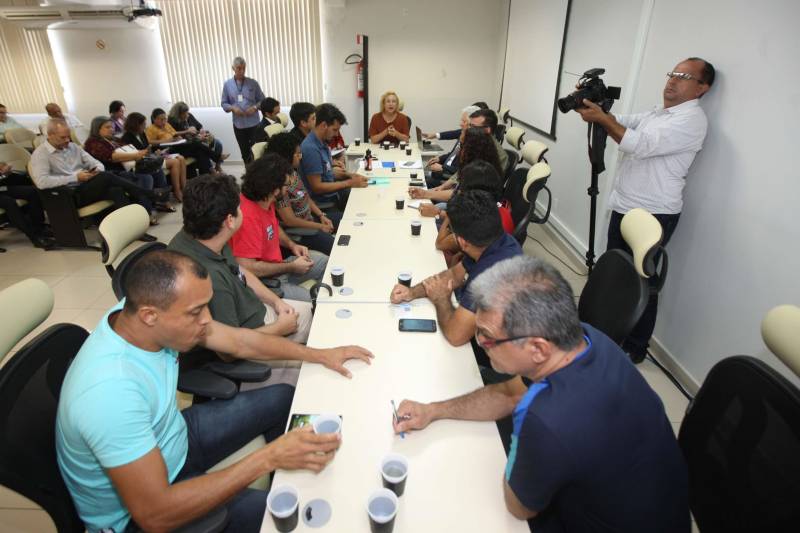 Representantes do Sindicato dos Trabalhadores em Educação Pública do Pará (Sintepp) e Sindicato dos Docentes da Universidade do Estado do Pará (Sinduepa) foram recebidos, nesta terça-feira, 29, na Secretaria de Estado de Administração (Sead), em reunião solicitada pelo próprio Sintepp para tratar sobre o piso salarial dos professores de 2018, concurso público e assuntos específicos da Secretaria de Estado de Educação (Seduc). Participaram da reunião a secretária de Administração, Alice Viana; a secretária adjunta de Administração, Ruth Pina; e a secretaria adjunta de Gestão de Pessoas da Seduc, Dayse Ana Batista. "Reiteramos que o Pará é um dos poucos Estados que mesmo diante da crise econômica não parcelou ou atrasou nenhum pagamento dos servidores e que a remuneração do professor em início de carreira é maior que o piso nacional da categoria. O piso hoje está fixado em R$ 2.455,35, mas no estado o salário inicial chega a R$ 3.772,69. A remuneração média de um professor com 200 horas é de RS 4.834,94 – quase o dobro do piso nacional. Esse tema é o ponto principal em discussão judicial em andamento. Esse ponto já foi amplamente discutido e explicado para o sindicato", explicou a secretária Alice Viana.
FOTO: CARLOS SODRÉ / AG. PARÁ
DATA: 29.05.2018
BELÉM - PARÁ <div class='credito_fotos'>Foto: Carlos Sodré/Agência Pará | <a href='/midias/2018/originais/7a89b6e6-c2d1-47fc-a5c1-bf55a3f71fbb.jpg' download><i class='fa-solid fa-download'></i> Download</a></div>