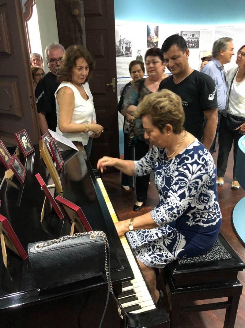 Foi inaugurado nesta quinta-feira, 7, à tarde, durante a programação do XXXI Festival Internacional de Música do Pará, o Memorial Carlos Gomes. A sala de exposições, onde funcionou a Musicalização, e que agora abriga parte do acervo do Instituto Estadual Carlos Gomes, foi inaugurada pelo secretário de Ciência, Tecnologia e Inovação, Alex Fiúza de Melo, representando o governador do Pará, Simão Jatene. A solenidade contou também com a presença do secretário de Estado de Cultura do Pará, Paulo Chaves Fernandes, e do deputado estadual Fernando Coimbra. Estudantes e professores do Instituto, servidores e pessoas que dedicaram parte da vida ao ensino da música no estado compareceram à inauguração.
FOTO: ASCOM / FCG
DATA: 08.06.2018
BELÉM - PARÁ <div class='credito_fotos'>Foto: ASCOM FCG | <a href='/midias/2018/originais/7a89d2e6-9e7d-4e5d-8814-d2ab817f66d5.jpg' download><i class='fa-solid fa-download'></i> Download</a></div>
