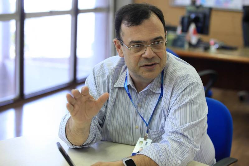 Um aplicativo através do qual se consegue acessar todos os serviços informatizados do Governo do Estado, de uma forma prática e interativa. Esse é o “Tá na Mão”, app que em breve será lançado pela
Empresa de Tecnologia da Informação e Comunicação do Estado do Pará ( Prodepa). Na foto, o presidente da Prodepa, Theo Pires.
FOTO: RODOLFO OLIVEIRA / AG. PARÁ
DATA: 30.03.2018
BELÉM - PARÁ <div class='credito_fotos'>Foto: Rodolfo Oliveira/Ag. Pará | <a href='/midias/2018/originais/7a8ae0fe-b57b-449b-8d9f-4f1a0df58d15.jpg' download><i class='fa-solid fa-download'></i> Download</a></div>