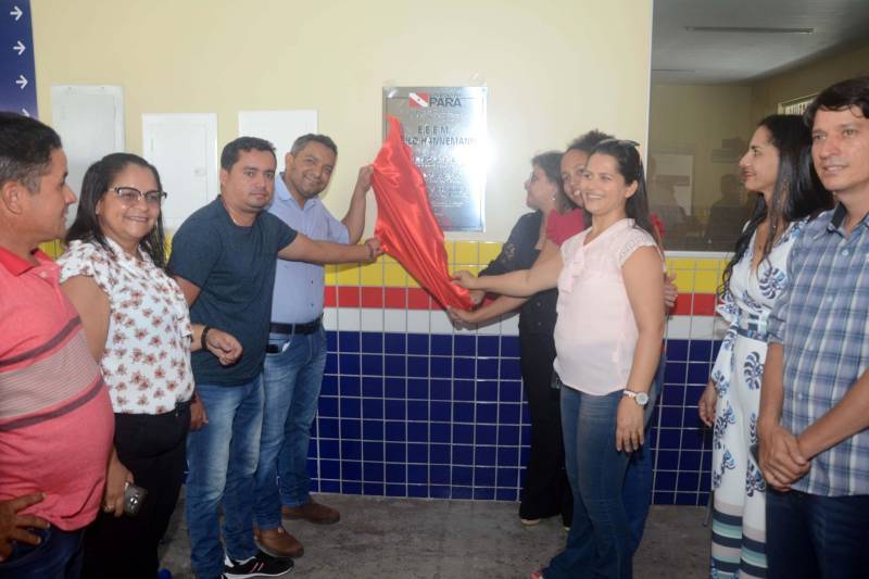 A comunidade escolar do município de Pau D´Arco, no sudeste paraense, recebeu, na quinta-feira (27), a Escola Estadual de Ensino Médio “Paul Hannemann” (foto), totalmente reconstruída pelo Governo do Estado. A cerimônia de entrega das obras contou com a presença da secretária de Estado de Educação, Ana Claudia Serruya Hage, e de dirigentes da Seduc, além de lideranças comunitárias e gestores da escola. A reconstrução da Escola “Paulo Hannemann” foi financiada com recursos do Banco Interamericano de Desenvolvimento (BID). A obra foi executada pela Secretaria de Educação e custou cerca de R$ 3.146.962,76. O projeto faz parte do Programa de Melhoria da Qualidade e Expansão da Cobertura da Educação Básica do Pará, preconizado pela Seduc no âmbito do Pacto pela Educação.

FOTO: FERNANDO NOBRE / ASCOM SEDUC
DATA: 27.12.2018
PAU D'ARCO - PARÁ <div class='credito_fotos'>Foto: FERNANDO NOBRE/ASCOM SEDUC   |   <a href='/midias/2018/originais/7a8c3516-e88c-4bef-ac7e-36fc34ab4b65.jpg' download><i class='fa-solid fa-download'></i> Download</a></div>