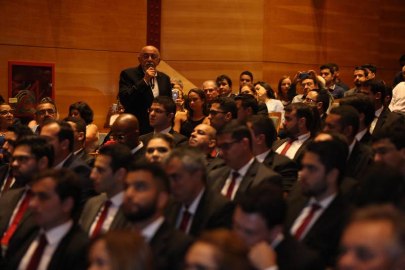 Para o governador Simão Jatene (foto), todos os nomeados podem se considerar – a partir do momento em que optaram por um concurso público no Pará – paraenses, “pois vão ajudar a construir o estado”. “Vocês terão a grata oportunidade de conhecer o estado pelo seu interior, o que é extremamente enriquecedor”, disse o governador. “Mas, preparem-se, pois terão poucos aplausos nos acertos e muitas e severas críticas ao menor erro”. Sobre o concurso e a posse dos novos delegados, Jatene disse que “mais um desafio foi vencido, que é o de ter um delegado para cada município”. “É mais um passo no sentido de combater a violência e melhorar os índices da segurança pública, o que nós fazemos mesmo com a crise que ainda assola o país”, disse o governador. “Enquanto existir essa vontade coletiva, unindo governo e sociedade, vamos vencer mais desafios, em todas as áreas”, concluiu Simão Jatene.
FOTO: SYDNEY OLIVEIRA / AG. PARÁ
DATA: 26.02.2018
BELÉM - PARÁ <div class='credito_fotos'>Foto: Sidney Oliveira/Ag. Pará | <a href='/midias/2018/originais/7a91a36b-70b0-49a9-a6f3-d973be7666f0.jpg' download><i class='fa-solid fa-download'></i> Download</a></div>