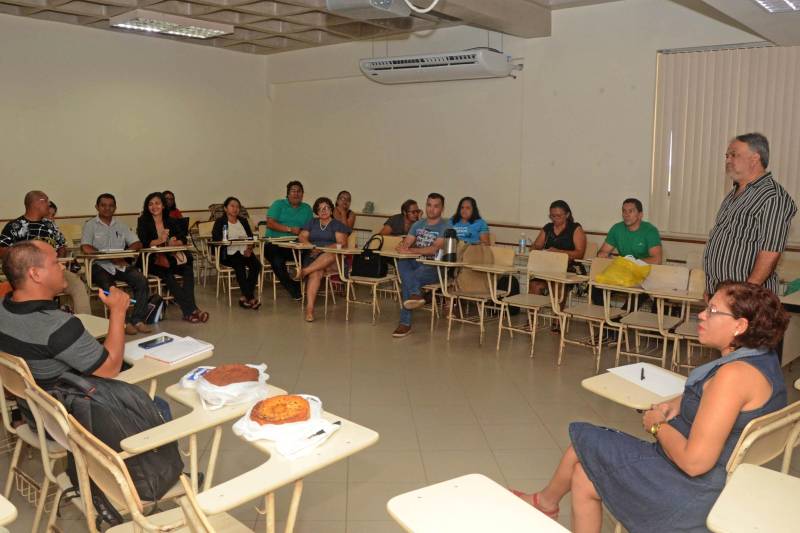 Profissionais da Educação da rede pública participaram (foto), nesta segunda-feira (25), do 4º Encontro de Formação de Formadores Locais das Secretarias Municipais e Estaduais de Educação. A ação que integra o Pacto Nacional pela Alfabetização na Idade Certa (PNAIC), segue até amanhã (26), na Universidade da Amazônia (Unama), em Belém. A formação promovida pelo Governo Federal, em parceria com a Secretaria de Estado de Educação (Seduc), por meio da Secretaria Adjunta de Ensino (Saen), atua na formação de educadores nos níveis da pré-escola, da educação infantil e das séries iniciais do ensino médio.
FOTO: ELISEU DIAS / ASCOM SEDUC
DATA: 25.06.2018
ANANINDEUA - PARÁ <div class='credito_fotos'>Foto: Eliseu Dias / Ascom Seduc | <a href='/midias/2018/originais/7a929d74-b290-4f9d-bd61-7c73b9e529bc.jpg' download><i class='fa-solid fa-download'></i> Download</a></div>