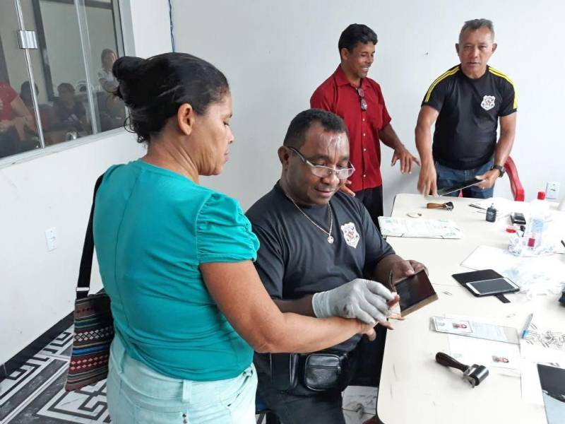 A caravana Pro Paz Cidadania despede-se hoje (09) do município de São João de Pirabas, nordeste paraense. Após dois dias de ação, o coordenador responsável pelas emissões das identidades jovens (Id jovem), destaca um saldo positivo de atendimentos a comunidade "Fizemos no domingo e na segunda ação em Pirabas e podemos contabilizar 1.500 atendimentos. A procura é muito grande principalmente por certidão de nascimento e rg, devido também ao fato de ser uma comunidade que trabalha com a pesca ou roçado, então, os documentos se perdem com mais facilidade. Estamos felizes por conseguir atender a demanda do município", finalizou Arnaldo Ampuero.
FOTO: ASCOM / PRO PAZ
DATA: 09.04.2018
SÃO JOÃO DE PIRABAS - PARÁ <div class='credito_fotos'>Foto: ASCOM PRO PAZ | <a href='/midias/2018/originais/7a9bb677-f818-40d8-a572-1970351be14c.jpg' download><i class='fa-solid fa-download'></i> Download</a></div>