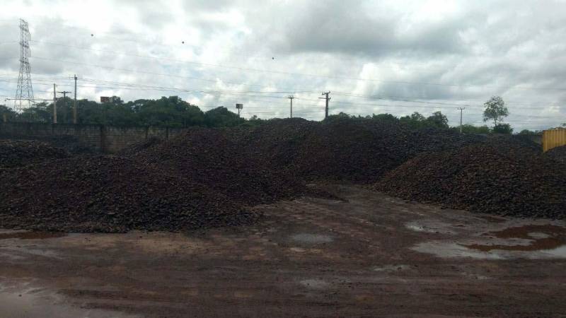 A operação Minerioduto, realizada pela Secretaria de Meio Ambiente e Sustentabilidade (Semas), com o apoio da Secretaria de Meio Ambiente de Barcarena (Semade), prossegue sendo realizada no município. O intuito é coibir a prática ilegal de armazenamento de minérios, em especial, o manganês. Desenvolvida pela Diretoria de Fiscalização, da Semas, a operação teve a sua primeira etapa realizada entre os dias 12 e 14 deste mês. E a segunda etapa segue em desenvolvimento. Durante a operação, já foram lavrados três autos de infração em desfavor de duas empresas, um deles por desenvolver atividade de Terminal Logístico de Cargas sem a devida autorização do órgão ambiental competente. Os demais por não ter licença de operação para armazenamento de minérios.
FOTO: ASCOM / SEMAS
DATA: 21.04.2018
BARCARENA - PARÁ <div class='credito_fotos'>Foto: ASCOM SEMAS | <a href='/midias/2018/originais/7a9bc72e-1673-4130-b699-82f8b83eb4f6.jpg' download><i class='fa-solid fa-download'></i> Download</a></div>