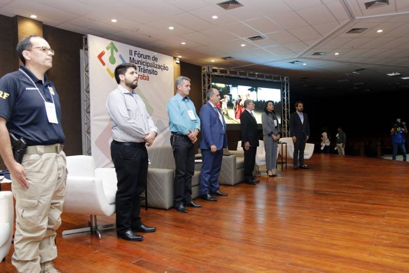 A segunda edição do Fórum de Municipalização de Trânsito levou a Marabá, no sudeste paraense, o debate sobre o processo de mudança de gestão do trânsito, apresentando o passo a passo da implantação e seus benefícios. Promovido pelo Departamento de Trânsito do Estado (Detran), em parceria com o Ministério Público do Estado, o fórum começou nesta segunda-feira (25) e prossegue na terça (26), no Carajás Centro de Convenções.
FOTO: ASCOM DETRAN
DATA: 25.06.2018
MARABÁ - PARÁ <div class='credito_fotos'>Foto: ASCOM DETRAN | <a href='/midias/2018/originais/7aa2523f-b15a-43ff-b98e-21a7749324ad.jpg' download><i class='fa-solid fa-download'></i> Download</a></div>