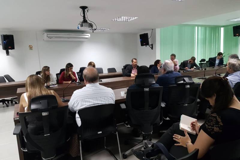 A Secretaria de Meio Ambiente e Sustentabilidade (Semas), representando pelas secretárias adjuntas Diana Castro e Verônica Bittencourt, bem como o titular da Secretaria de Desenvolvimento Econômico, Mineração e Energia (Sedeme), Hildegardo Nunes, recepcionaram equipe da Organização das Nações Unidas (Onu) Ambiente. Integrantes da comitiva estiveram em Belém para deliberações diversas, entre elas, conhecer o Centro de Monitoramento Ambiental.
No Cimam, a visita técnica englobou uma reunião para debates a respeito de um projeto de monitoramento da agenda urbana. A equipe também visitou as dependências do Centro, observando as ferramentas de monitoramento e gestão ambiental.

FOTO: ASCOM SEMAS
DATA: 22.11.2018
BELÉM - PARÁ <div class='credito_fotos'>Foto: ASCOM SEMAS   |   <a href='/midias/2018/originais/7aa2801e-5e3c-427d-8d81-ea7c48481b52.jpg' download><i class='fa-solid fa-download'></i> Download</a></div>