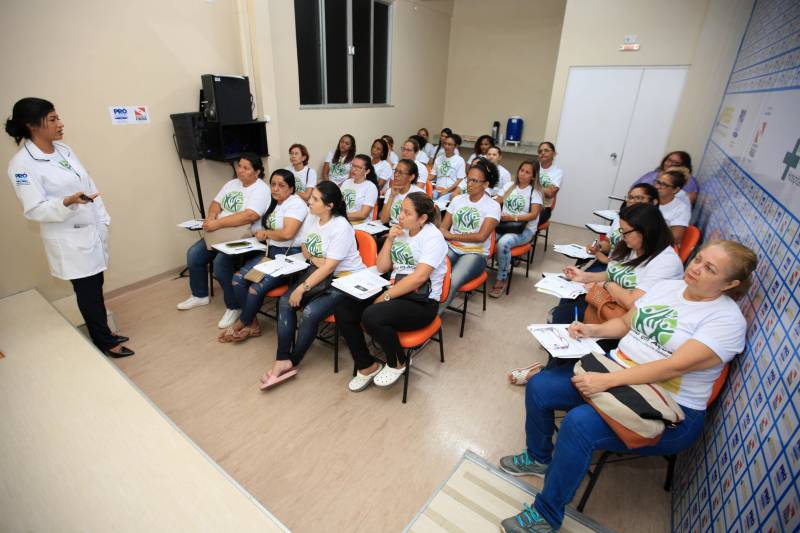 Começou nesta segunda-feira (18), a quinta turma do curso de Cuidador de Idosos, ofertado pelo Hospital Público Estadual Galileu (HPEG), em Belém. O curso é totalmente gratuito e voltado para pessoas de baixa renda, que buscam especialização no cuidado com a pessoa idosa. Na foto, a fonoaudióloga Camila Franco, professora da disciplina no curso.
FOTO: MÁCIO FERREIRA / AG. PARÁ
DATA: 19.06.2018
BELÉM - PARÁ <div class='credito_fotos'>Foto: MÁCIO FERREIRA/ AG. PARÁ | <a href='/midias/2018/originais/7aac41fd-3180-4666-b0f8-a977fe8e28b5.jpg' download><i class='fa-solid fa-download'></i> Download</a></div>