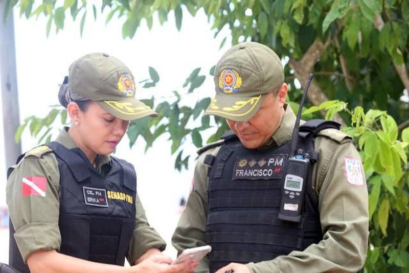 O segundo final de semana das férias escolares foi marcado pela tranquilidade no distrito de Mosqueiro. Uma das 86 localidades do Estado que recebe atenção especial durante a Operação Verão 2018. As ações começaram na sexta-feira (29) e vão até o dia 31 de julho, com a participação de mais de 8 mil agentes de segurança pública. Uma das novidades deste ano é o funcionamento dos Centros de Comando Integrado, com a participação de órgãos estaduais e municipais, sob a coordenação da Secretaria de Estado de Segurança Pública e Defesa Social ( Segup). O espaço é identificado com placas em quatro idiomas para auxiliar as pessoas em casos de furtos ou acidentes.
FOTO: MARCELO LELIS / AG. PARÁ
DATA: 08.07.2018
MOSQUEIRO - PARÁ <div class='credito_fotos'>Foto: Marcelo Lelis / Ag. Pará | <a href='/midias/2018/originais/7aac7484-956a-4d75-ba9a-8c790d4c28e9.jpg' download><i class='fa-solid fa-download'></i> Download</a></div>