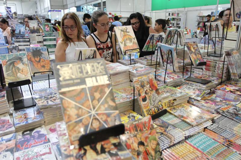 Corredores do Hangar Centro de Convenções durante a XXII Feira Pan-Amazônica do Livro, que começou neste sábado (2), em Belém. Um grande público compareceu ao segundo dia da feira, aproveitando as atrações culturais e as exposições nos estandes de livros na tarde de domingo.
FOTO: CRISTINO MARTINS / AG. PARÁ
DATA: 03.06.2018
BELÉM - PARÁ <div class='credito_fotos'>Foto: Cristino Martins/Ag. Pará | <a href='/midias/2018/originais/7ab06cb3-d39e-46f4-a430-b18853a3ed48.jpg' download><i class='fa-solid fa-download'></i> Download</a></div>