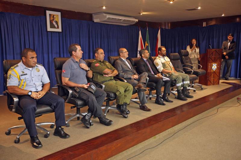 Foi iniciada, ainda na noite da segunda-feira (9), uma operação de reforço policial nas ruas da capital paraense e dos demais municípios da Região Metropolitana de Belém (RMB). O maior efetivo nas ruas foi colocado logo após as mortes registradas ao longo daquele dia. As investigações iniciaram e as vítimas já foram identificadas. Além disso, uma sala de situação foi implantada no Centro Integrado de Operações (Ciop) para traçar e definir metas para as operações, comandada pela Secretaria de Estado de Segurança Pública e Defesa Social (Segup). Essas informações foram divulgadas na terça-feira (10) em coletiva de imprensa, na sede da Delegacia Geral da Polícia Civil, em Belém. Entre as 13 mortes registrados na segunda-feira está a do policial militar Joaquim Nunes Silva. Os outros 12 eram civis e apenas um ainda não foi identificado ainda. E 9 dos 12 civis têm passagem pela polícia.
FOTO: SIDNEY OLIVEIRA / AG. PARÁ
DATA: 10.04.2018
BELÉM - PARÁ <div class='credito_fotos'>Foto: Sidney Oliveira/Ag. Pará | <a href='/midias/2018/originais/7ab7c969-eba3-4f1d-9a4c-e6cd20256bbe.jpg' download><i class='fa-solid fa-download'></i> Download</a></div>