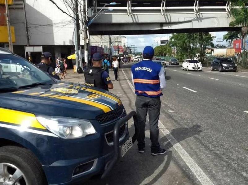 A Operação Carnaval 2018 da Agência de Regulação e Controle de Serviços Públicos do Estado do Pará (Arcon-PA) foi finalizada nesta quarta-feira (14) com crescente número de autos de infração lavrados em relação ao último ano. Nos seis dias de fiscalização intensiva, foram abordados mais de 2,6 mil veículos nas estradas e terminais e lavrados cerca de 810 autos de infração, tanto no modal rodoviário quanto no hidroviário. Os 70 agentes estiveram presentes em Belém e 20 localidades regionais. Durante o feriado carnavalesco, os fiscais das equipes rodoviárias lavraram cerca de 800 autos de infração. O número é 72% maior do que o registrado no mesmo período, em 2017, quando foram registradas 467 infrações. O Terminal Rodoviário de Belém foi onde os fiscais mais encontraram problemas nos veículos.
FOTO: ASCOM / ARCON
DATA: 12.02.2018
BELÉM - PARÁ <div class='credito_fotos'>Foto: ASCOM / ARCON | <a href='/midias/2018/originais/7abb3909-4fd0-45dc-ab0d-d0e24a2ff9a0.jpg' download><i class='fa-solid fa-download'></i> Download</a></div>