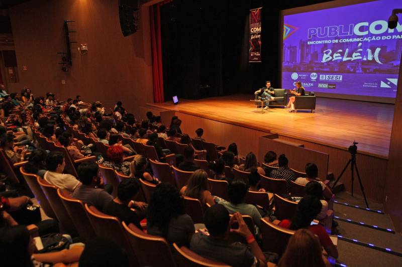 A desconstrução de estereótipos de raça na comunicação e a construção de marcas no Instagram foram os temas das duas palestras desta tarde de terça-feira (12) no “Publicom Belém 2018. O público formado por assessores de comunicação do Governo, profissionais de comunicação, professores e estudantes da área prestigiaram o segundo e último dia do evento que acontece no Teatro do Sesi, em Belém. A palestra “Desconstruindo estereótipos de raça na comunicação”, foi ministrada pelas comunicólogas Helaine Martins e Joana Mendes, da Idánimo Consultoria, agência especializada em comunicação com e sobre os públicos negro, feminino e LGBT.

FOTO: RODOLFO OLIVEIRA / AG. PARÁ
DATA: 12.06.2018
BELÉM - PARÁ <div class='credito_fotos'>Foto: Rodolfo Oliveira/Ag. Pará   |   <a href='/midias/2018/originais/7abd0d16-bacd-4fb2-9998-fa4812797cd8.jpg' download><i class='fa-solid fa-download'></i> Download</a></div>