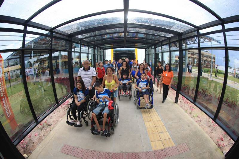 Um espaço moderno, com atendimento de alta qualidade. Assim é o Centro Integrado de Inclusão e Reabilitação (CIIR), inaugurado pelo Governo do Estado na tarde desta quarta-feira (30). O centro integra vários serviços em um único local. Da assistência médica, odontológica, passando pela reabilitação, capacitação, oficinas para produção de próteses e serviço de apoio e diagnósticos em crianças, jovens e adultos com deficiência no Estado do Pará. Localizado na rodovia Arthur Bernardes, em Belém, às margens da Baía do Guajará, o Centro Integrado é o primeiro na região Norte e fica em uma área total de mais de 40 mil metros quadrados. A obra foi iniciada em março de 2014 e está orçada em mais de R$ 32 milhões, recursos do tesouro estadual. O CIIR faz parte das ações previstas pelo Governo do Estado ampliando os serviços já oferecidos pela Secretaria de Estado de Saúde Pública (Sespa).
FOTO: THIAGO GOMES / AG. PARÁ
DATA: 30.05.2018
BELÉM - PARÁ <div class='credito_fotos'>Foto: Thiago Gomes /Ag. Pará | <a href='/midias/2018/originais/7abd6d7f-de67-47c3-8944-355e7c12e716.jpg' download><i class='fa-solid fa-download'></i> Download</a></div>
