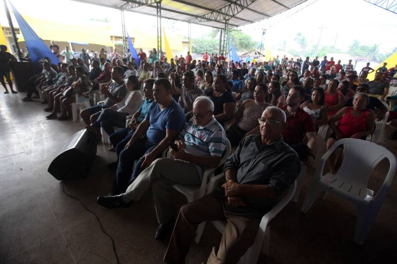O Governo do Estado entregou (foto) na tarde desta sexta-feira (29), a ordem de serviço para a pavimentação de três quilômetros de vias no munícipio de Bonito, no Nordeste do Estado. O documento foi entregue pelo chefe do Núcleo de Governo, José Megale. O investimento na ordem de R$ 1,3 milhão faz parte dos esforços do Governo do Estado em levar mais qualidade de vida à população. A assinatura contou com a participação do presidente da Assembleia Legislativa do Estado (Alepa), deputado Márcio Miranda, e do deputado Milton Campos, que também entregou as chaves de uma retroescavadeira adquirida através de emenda parlamentar.
FOTO: SIDNEY OLIVEIRA / AG. PARÁ
DATA: 29.06.2018
BONITO - PARÁ <div class='credito_fotos'>Foto: Sidney Oliveira/Ag. Pará | <a href='/midias/2018/originais/7abec8d3-9ef7-417e-8238-d640369a9126.jpg' download><i class='fa-solid fa-download'></i> Download</a></div>