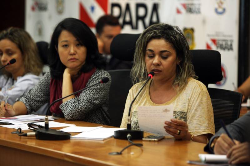 A comitiva nacional dos direitos humanos foi recebida por representantes da Secretaria de Estado de Segurança Pública e da Defesa Social (Segup) para dialogar sobre as medidas já colocadas em prática frente ao ocorrido no Centro de Recuperação Penitenciário do Pará III (CRPP III), na última terça-feira, 10. A reunião foi nesta sexta-feira, 13, na sede da secretaria. Na foto, a coordenadora-geral da Ouvidoria do MDH, Sueli Vieira.
FOTO: CARLOS SODRÉ / AG. PARÁ
DATA: 13.04.2018
BELÉM - PARÁ <div class='credito_fotos'>Foto: CARLOS SODRÉ / AG. PARÁ | <a href='/midias/2018/originais/7ac60952-2fb9-4c68-acb3-796e298fbd85.jpg' download><i class='fa-solid fa-download'></i> Download</a></div>