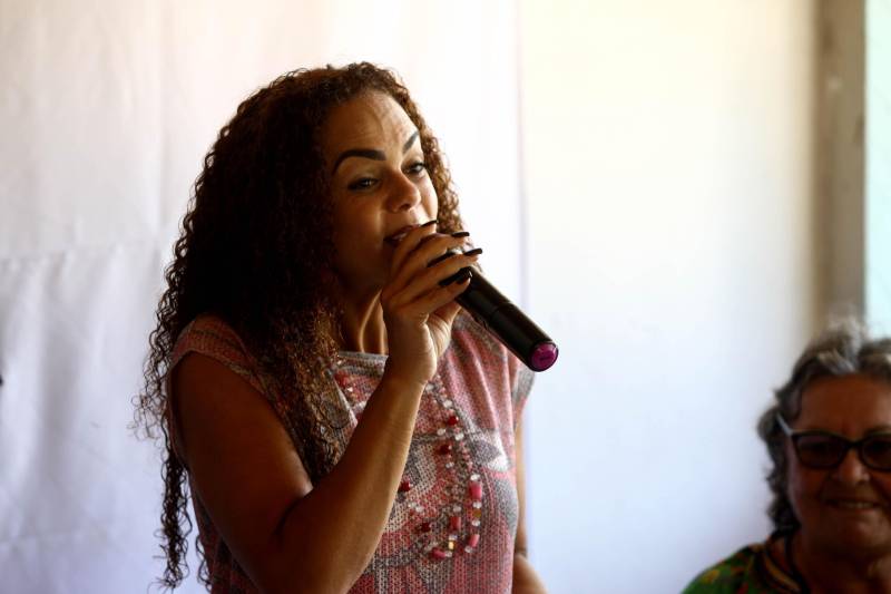 “Ter a posse da terra é a certeza de que nunca iremos perder o nosso direito, que nossos filhos e nossos netos poderão dar continuidade a nossa história em segurança. Foram anos de luta até chegar esse dia, agraciados com a assinatura do nosso título de terra. Só temos a agradecer a todos que fizeram parte disso e a cada um que lutou junto para que hoje isso se tornasse realidade”. A fala emocionada foi de seu Mário Araújo Silva, presidente da Associação Remanescente de Quilombo Espírito Santo, localizada no município do Acará, no nordeste do Estado. Ele assinou, neste sábado (24), junto com o governador Simão Jatene, o título que dá a posse da terra a comunidade. A fala do presidente traduz o sentimento das dezenas de famílias que moram no local, que agora tem a posse legítima do local onde seus antepassados viveram. “Sou filho de mãe negra. Nasci aqui como minha vó, bisavó, que fazem parte da história dessa comunidade que já existe a mais de 300 anos. Na foto, a titular da Seips, Izabela Jatene.
FOTO: SIDNEY OLIVEIRA / AG. PARÁ
DATA: 24.03.2018
ACARÁ - PARÁ <div class='credito_fotos'>Foto: Sidney Oliveira/Ag. Pará | <a href='/midias/2018/originais/7accef4c-b9e3-456f-9428-a9c08be3b845.jpg' download><i class='fa-solid fa-download'></i> Download</a></div>