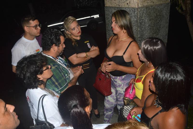 Ser reconhecido como alguém que merece respeito ou ter um documento que permita a identificação como um indivíduo na sociedade. Esse foi o resultado da “Pista Cidadã”, ação realizada na noite desta sexta-feira, 13, pela Secretaria de Estado de Segurança Pública e Defesa Social (Segup), em conjunto com a Secretaria de Estado de Justiça e Direitos Humanos (Sejudh), Ordem dos Advogados do Brasil (OAB) e Comitê de Enfrentamento à LGBTFOBIA.

FOTO: ELIELSON MODESTO / ASCOM SEGUP
DATA: 13.04.2018
BELÉM - PARÁ <div class='credito_fotos'>Foto: Elielson Modesto / Ascom Segup   |   <a href='/midias/2018/originais/7ad17611-0bef-40a4-9609-0eb01c554f2a.jpg' download><i class='fa-solid fa-download'></i> Download</a></div>