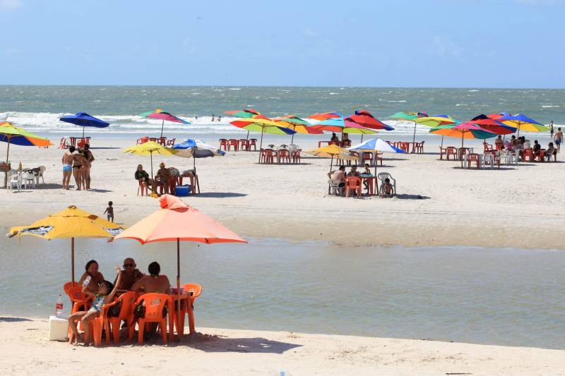 Para quem tiver um tempo de sobra na agenda e quiser conhecer outros locais na volta de Algodoal pode aproveitar a praia de Marudá, que fica logo ao lado do porto, ou a praia do Crispim (foto), em Marapanim. Neste último, o atrativo são os lagos de água salgada formados durante a vazante da naré, o vento generoso e as revoadas de pássaros no início da manhã e no final da tarde.
FOTO: MÁCIO FERREIRA / AG. PARÁ
DATA: 15.07.2016
ALGODOAL - PARÁ <div class='credito_fotos'>Foto: MÁCIO FERREIRA/ AG. PARÁ | <a href='/midias/2018/originais/7ad4c16c-d69a-4599-846a-a1f52ec79d26.jpg' download><i class='fa-solid fa-download'></i> Download</a></div>