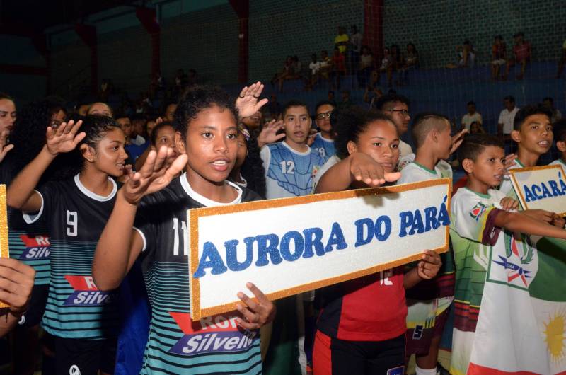 Uma intensa programação cultural, social e esportiva movimenta a cidade de Mãe do Rio, nesta sexta-feira (11), quando o município comemora 30 anos de fundação. Os competidores da etapa regional de Mãe do Rio dos Jogos Estudantis Paraenses (Jeps) terão um forte aliado durante os cinco dias da competição: a animação da torcida local.
FOTO: ELISEU DIAS / ASCOM SEDUC
DATA: 09.05.2018
MÃE DO RIO - PARÁ <div class='credito_fotos'>Foto: Eliseu Dias / Ascom Seduc | <a href='/midias/2018/originais/7ad4c828-ef68-4ec1-8219-f7b93ef7a358.jpg' download><i class='fa-solid fa-download'></i> Download</a></div>
