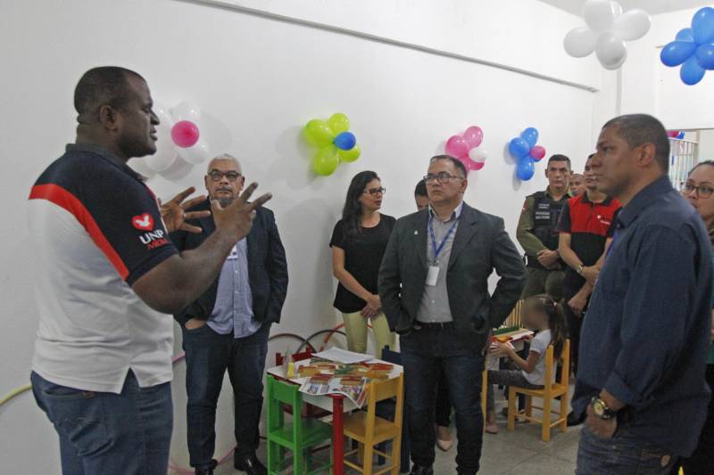 O Centro de Detenção Provisória de Icoaraci (CDPI) passa a contar, a partir desta quinta-feira (17), com uma brinquedoteca. O espaço foi equipado por meio de uma parceria entre a Superintendência do Sistema Penitenciário do Estado (Susipe) e o Departamento Nacional Penitenciário (Depen), com o objetivo de fortalecer o vínculo familiar e resgatar o convívio entre os filhos de pais de presos custodiados no Estado. O projeto faz parte de uma iniciativa do Depen, que nos últimos anos financiou mais de 80 brinquedotecas, além de mais de 60 salas de aleitamento, totalizando um investimento de mais de R$ 2,4 mi em mobiliários para compor os espaços disponíveis nas unidades penais de todo o país. A ação é uma política pública voltada para as pessoas privadas de liberdade e visa a ressocialização de presos, com a integração e estreitamento do convívio familiar entre os presos e suas famílias.

FOTO: AKIRA ONUMA / ASCOM SUSIPE
DATA: 17.05.2018
BELÉM - PARÁ <div class='credito_fotos'>Foto: Akira Onuma / Ascom Susipe   |   <a href='/midias/2018/originais/7adb4055-e878-4e02-8bd0-e69910f670e1.jpg' download><i class='fa-solid fa-download'></i> Download</a></div>