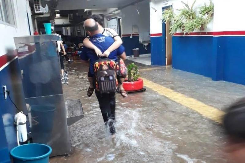 A chuva forte que caiu durante a tarde e a noite da última segunda-feira (26) em Redenção, provocou o rompimento de três represas em áreas privadas no município e, com isso, afetou 250 famílias em 12 bairros da cidade.

FOTO: ASCOM DEFESA CIVIL
DATA: 26.11.2018
REDENÇÃO - PARÁ <div class='credito_fotos'>Foto: ASCOM / DEFESA CIVIL    |   <a href='/midias/2018/originais/7adecf59-5e7b-4d11-b2c2-384467941bc5.jpg' download><i class='fa-solid fa-download'></i> Download</a></div>