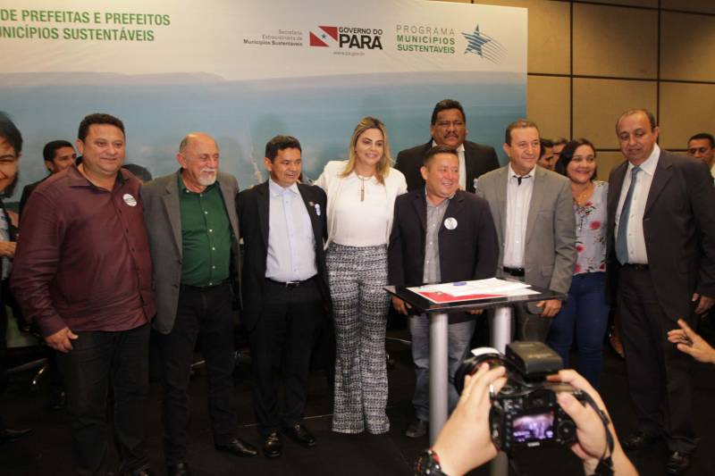 O primeiro dia do Fórum Permanente de Prefeitas e Prefeitos dos Municípios Sustentáveis contou com a participação de 85 prefeitos , 17 vices e 21 secretários municipais dos 141 municípios manifestaram interesse em adotar as diretrizes do programa. Para o governador Simão Jatene, esta grande participação simboliza a união de agentes públicos que colocaram os interesses coletivos acima dos interesses individuais para construir um estado melhor para todos. Com o tema “Gestão Compartilhada”, o evento traz as experiências e os desdobramentos das agendas governamentais que foram planejadas em parceria com as gestões municipais. Através da Secretaria Extraordinária de Municípios Sustentáveis (Semsu) Governo do Pará, por meio da Semsu, investe na capacitação dos municípios para a promoção de uma gestão fiscal eficiente. Para Izabela Jatene, este primeiro dia serviu para sinalizar o quanto os gestores estão preocupados com o equilíbrio da questão fiscal dos municípios e em desenvolver uma governança compartilhada para desenvolver seus municípios.
FOTO: CRISTINO MARTINS / AG. PARÁ
DATA: 07.02.2018
BELÉM - PARÁ <div class='credito_fotos'>Foto: Cristino Martins/Ag. Pará | <a href='/midias/2018/originais/7ae05abd-01ce-4d7a-831d-938a05143c49.jpg' download><i class='fa-solid fa-download'></i> Download</a></div>