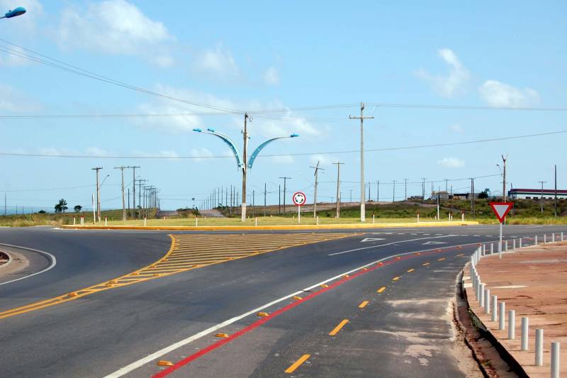 O acesso a um dos principais cartões postais do Pará e do Brasil, a vila balneária de Alter do Chão, localizada a aproximadamente 30 km de Santarém, na região Oeste do Pará, está de cara nova. O Governo do Estado, por meio da Secretaria Estadual de Transportes (Setran), investiu mais de R$ 16 milhões para tornar a PA-457 (Rodovia Everaldo Martins, na foto) mais segura e mais moderna. Agora, quem acessar o ponto turístico ou se deslocar para uma das 18 comunidades que ficam na região do Eixo Forte, encontrarão melhores condições de tráfego. A modernização iniciou pela Rodovia Fernando Guilhon (PA-453), que foi duplicada em 1,2 km, na saída do Rio Tapajós Shopping, com implantação de sinalização vertical e horizontal, além da construção de duas novas rotatórias: uma em frente ao Residencial Salvação, e outra, no entroncamento das duas PA's, ao direcionar o condutor, tendo como ponto de referência a Escola Tecnológica de Santarém.
FOTO: WILLIAM SANTOS / ASCOM CRGBA
DATA: 09.11.2018
SANTARÉM - PARÁ <div class='credito_fotos'>Foto: WILLIAM SANTOS / ASCOM CRGBA | <a href='/midias/2018/originais/7ae231ca-2b52-47a9-947a-ec18d62bcaa9.jpg' download><i class='fa-solid fa-download'></i> Download</a></div>