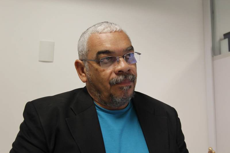 Um total de 50 presos custodiados na Colônia Penal Agrícola de Santa Izabel (CPASI) trabalham na limpeza e manutenção dos diversos canais que cortam a cidade de Belém. A ação faz parte do projeto “Puxirum”, desenvolvido pela Superintendência do Sistema Penitenciário do Estado (Susipe), em parceria com a Prefeitura de Belém, através da Secretaria Municipal de Saneamento (Sesan). Do início do ano de 2018 até agora, já foram retiradas mais de 40 toneladas de lixo e entulhos dos canais da cidade. Em 2017, os detentos ajudaram no trabalho de retirada de mais de 800 toneladas de lixo, em uma extensão que ultrapassa 33 Km, indo dos canais Água Cristal, Galo, Visconde, Antônio Baena, Travessa 3 de Maio, Jacaré, Una e São Joaquim. Os detentos trabalham de segunda a sexta-feira, durante seis horas por dia, fazendo serviços de roçagem, retirada de entulhos de bueiros e canais, além de limpeza do meio-fio. O trabalho é acompanhado por um fiscal da prefeitura e por dois agentes penitenciários. Todos são remunerados e recebem o benefício da remissão de pena, que consiste na redução de um dia da sentença a cada três trabalhados. Na foto, o diretor de Reinserção Social da Susipe, Ivaldo Capeloni.
FOTO: AKIRA ONUMA / ASCOM SUSIPE
DATA: 08.05.2018
BELÉM - PARÁ <div class='credito_fotos'>Foto: Akira Onuma / Ascom Susipe | <a href='/midias/2018/originais/7ae74e67-4515-4d4c-876c-52d8213db2e7.jpg' download><i class='fa-solid fa-download'></i> Download</a></div>
