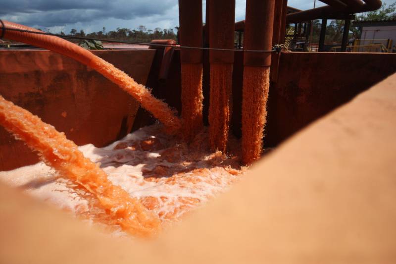 Por conta do não cumprimento do prazo de 48 horas dado pelo Governo do Estado para que a Hydro (foto) reduzisse os níveis das bacias de resíduos ao nível de pelo menos um metro, a Secretaria de Meio Ambiente e Sustentabilidade (Semas) notifica a empresa, na manhã desta terça-feira (27), com a determinação de que reduza a produção da refinaria em 50%. A Semas também triplicará a multa definida anteriormente, cumprindo a legislação ambiental em vigor, chegando a cerca de R$ 1 milhão por dia de descumprimento (300 mil Unidades de Padrão Fiscal). A empresa informou formalmente que reduziu os índices, mas não integralmente no total determinado de um metro. A determinação de redução emitida pela Semas reforça ainda que devem ser mantidos e ampliados os esforços para tratamento dos efluentes e de redução dos níveis das bacias. As equipes da Semas permanecem em campo 24 horas, trabalhando em conjunto com a Defesa Civil e outros órgãos, monitorando a situação.
FOTO: IGOR BRANDÃO / AG. PARÁ
DATA: 24.02.2018
BARCARENA - PARÁ <div class='credito_fotos'>Foto: IGOR BRANDÃO / AG. PARÁ | <a href='/midias/2018/originais/7ae7f40e-def6-4f66-8a04-aca414be55d8.jpg' download><i class='fa-solid fa-download'></i> Download</a></div>