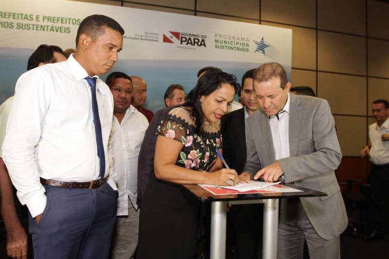 O primeiro dia do Fórum Permanente de Prefeitas e Prefeitos dos Municípios Sustentáveis contou com a participação de 85 prefeitos , 17 vices e 21 secretários municipais dos 141 municípios manifestaram interesse em adotar as diretrizes do programa. Para o governador Simão Jatene, esta grande participação simboliza a união de agentes públicos que colocaram os interesses coletivos acima dos interesses individuais para construir um estado melhor para todos. Com o tema “Gestão Compartilhada”, o evento traz as experiências e os desdobramentos das agendas governamentais que foram planejadas em parceria com as gestões municipais. Através da Secretaria Extraordinária de Municípios Sustentáveis (Semsu) Governo do Pará, por meio da Semsu, investe na capacitação dos municípios para a promoção de uma gestão fiscal eficiente. Para Izabela Jatene, este primeiro dia serviu para sinalizar o quanto os gestores estão preocupados com o equilíbrio da questão fiscal dos municípios e em desenvolver uma governança compartilhada para desenvolver seus municípios.
FOTO: CRISTINO MARTINS / AG. PARÁ
DATA: 07.02.2018
BELÉM - PARÁ <div class='credito_fotos'>Foto: Cristino Martins/Ag. Pará | <a href='/midias/2018/originais/7ae951e2-6929-4fae-891c-6a473a920cfa.jpg' download><i class='fa-solid fa-download'></i> Download</a></div>