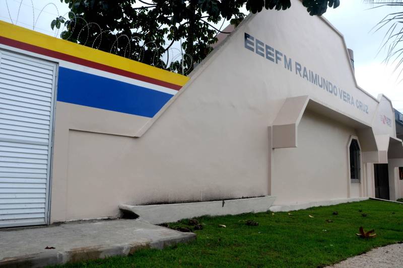 A Escola de Ensino Fundamental e Médio Raimundo Vera Cruz, localizada às margens da BR-316, no município de Ananindeua (Região Metropolitana de Belém), recebeu nesta quarta-feira (19) alunos, coordenadores, professores e toda a equipe responsável pela obra de reforma, e agora integra o grupo de mais 11 estabelecimentos de ensino entregues somente em dezembro no Pará. O prédio tem vários anexos, e todos passaram por total reestruturação. Com 12 salas de aula, a escola dispõe ainda de laboratório de informática e laboratório multidisciplinar, além de sala de atendimento especializado, auditório, quadra poliesportiva e um amplo e climatizado refeitório. Tudo dentro dos padrões de acessibilidade.

FOTO: RAI PONTES / ASCOM SEDUC
DATA: 19.12.2018
ANANINDEUA - PARÁ <div class='credito_fotos'>Foto: Rai Pontes/Ascom Seduc   |   <a href='/midias/2018/originais/7aee6cef-5c4f-4eb8-8bf1-bcda395c0984.jpg' download><i class='fa-solid fa-download'></i> Download</a></div>