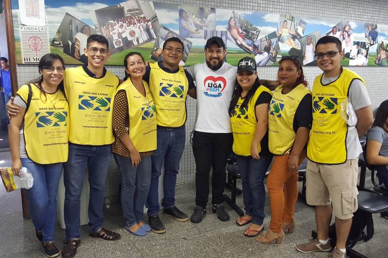 A abertura da Campanha da Copa, promovida pela Fundação Centro de Hemoterapia e Hematologia do Pará (Hemopa), neste sábado (9), foi marcada por alegria, descontração, apresentação cultural, comemoração de aniversário, prestação de serviços de saúde e até demonstração de jiu-jitsu. Na foto, grupos de parceiros fortalecem objetivo da campanha de doação de sangue.
FOTO: ASCOM HEMOPA
DATA: 09.06.2018
BELÉM - PARÁ <div class='credito_fotos'>Foto: Ascom Hemopa | <a href='/midias/2018/originais/7af34ce5-5e46-4062-a01a-b3bac95954df.jpg' download><i class='fa-solid fa-download'></i> Download</a></div>