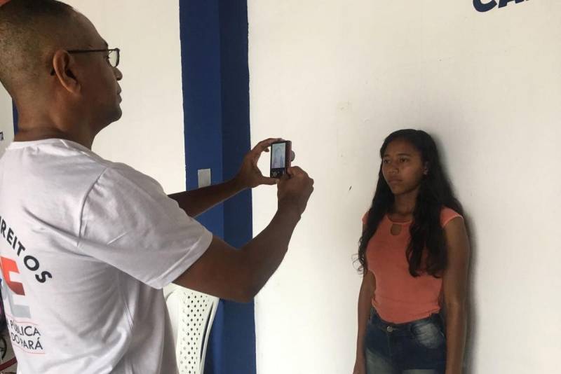 Cerca de 4 mil pessoas receberam os serviços de emissão de CPF, RG, Certidão de Nascimento 1° e 2° vias, Id jovem, Identidade de Nome Social e aconselhamento jurídico, na cidade de Capanema, no nordeste paraense. A ação ocorreu entre os dias 29 de março a 1º de abril, promovida pela Caravana do Programa Pro Paz Cidadania, mantido pela Fundação Pro Paz, nos municípios do Pará
FOTO: ASCOM PRO PAZ
DATA: 01.04.2018
CAPANEMA - PARÁ <div class='credito_fotos'>Foto: ASCOM PRO PAZ | <a href='/midias/2018/originais/7b02a900-acb5-4959-a289-545a0b4bc3bd.jpg' download><i class='fa-solid fa-download'></i> Download</a></div>