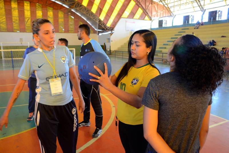 A Secretaria de Estado de Educação (Seduc), por meio do Núcleo de Esporte e Lazer (NEL), promove oficinas de capacitação destinada a professores e técnicos das escolas dos municípios participantes da XI edição dos Jogos Paralímpicos Escolares Paraenses, visando destacar a importância do incentivo à prática de esportes por pessoas com deficiência (PcD). As oficinas ocorrem paralelamente à competição, que será encerrada nesta sexta-feira (29), em Marabá, no sudeste do Estado, com disputas nas modalidades atletismo, bocha e natação. No Ginásio Renato Veloso ocorreu a oficina de goaball, único esporte criado exclusivamente para deficientes visuais. A modalidade esportiva, que foi implantada de forma pioneira no Estado para ser praticado por estudantes da Unidade de Ensino Especializada Álvares de Azevedo, está sendo levada a outros municípios paraenses. Na foto, a professora Dayelle Lima (camisa do Brasil).
FOTO: FERNANDO NOBRE / ASCOM SEDUC
DATA: 29.06.2018
MARABÁ - PARÁ <div class='credito_fotos'>Foto: FERNANDO NOBRE/ASCOM SEDUC | <a href='/midias/2018/originais/7b070d63-9356-4922-9775-821d606b8220.jpg' download><i class='fa-solid fa-download'></i> Download</a></div>