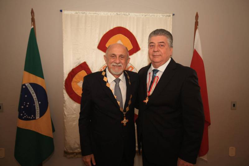 O Governo do Estado do Pará concedeu hoje 230 comendas do Mérito Grão-Pará (foto), a mais alta do Estado, a autoridades e servidores que se destacaram nos últimos oito anos de serviços prestados à população. “O ciclo que encerramos hoje não encerra nossa missão de servir ao público, porque uma vez servidores públicos, trabalhando em benefício da população, nunca mais deixamos de sê-lo, pois essa missão fica gravada em nossos corações”, disse o governador Simão Jatene aos agraciados. O governador entregou, pessoalmente, uma a uma as condecorações.  Das 230 medalhas, 14 foram no grau de Grande Oficial, 60 no grau de Comendador, 8 no grau de Oficial e 11 no grau de Cavaleiro aos servidores civis. Entre os militares, 4 receberam no grau de Comendador, 38 de Oficial e 109 no grau de Cavaleiro.

FOTO: CRISTINO MARTINS / AG. PARÁ
DATA: 31.12.2018
BELÉM - PARÁ <div class='credito_fotos'>Foto: Cristino Martins/Ag. Pará   |   <a href='/midias/2018/originais/7b13ad7b-1927-42b9-bea1-d0d836f404d5.jpg' download><i class='fa-solid fa-download'></i> Download</a></div>