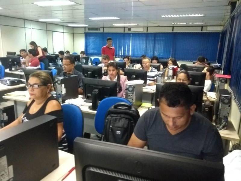 A Polícia Civil formou nesta sexta-feira (27), a turma de 28 servidores públicos de prefeituras do interior do Pará. Todos vão atuar como identificadores civis e criminais, colocando em prática os conhecimentos sobre emissão de carteiras de identidade nos municípios onde trabalham e pesquisa de dados criminais de pessoas com passagem pela polícia. A conclusão do Treinamento de Identificador Civil e Criminal ocorreu com a entrega dos certificados, no auditório da Delegacia-Geral de Polícia Civil, em Belém. O treinamento, que teve três semanas de duração, é resultado de uma parceria entre a Academia da Polícia Civil (Acadepol) e a Diretoria de Identificação "Enéas Martins" (Didem).
FOTO: ASCOM / POLÍCIA CIVIL
DATA: 27.04.2018
BELÉM - PARÁ <div class='credito_fotos'>Foto: Ascom / Polícia Civil | <a href='/midias/2018/originais/7b26eaf5-d78d-4aa1-91e8-844b4aef18c1.jpg' download><i class='fa-solid fa-download'></i> Download</a></div>