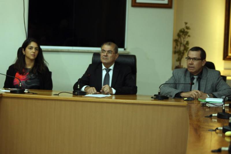 A comitiva nacional dos direitos humanos foi recebida por representantes da Secretaria de Estado de Segurança Pública e da Defesa Social (Segup) para dialogar sobre as medidas já colocadas em prática frente ao ocorrido no Centro de Recuperação Penitenciário do Pará III (CRPP III), na última terça-feira, 10. A reunião foi nesta sexta-feira, 13, na sede da secretaria. Na foto, a ouvidora Nacional do Ministério dos Direitos Humanos, Erika Queiroz, o titular da Segup, Luiz Fernandes e o secretário adjunto de gestão operacional da Segup, coronel André Cunha (d).
FOTO: CARLOS SODRÉ / AG. PARÁ
DATA: 13.04.2018
BELÉM - PARÁ <div class='credito_fotos'>Foto: CARLOS SODRÉ / AG. PARÁ | <a href='/midias/2018/originais/7b2a9541-5e19-4d68-b78b-4b5de1ffa78c.jpg' download><i class='fa-solid fa-download'></i> Download</a></div>