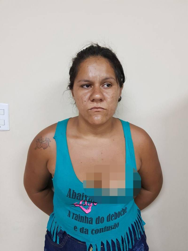 As Polícias Civil e Militar intensificaram as operações de prevenção e combate ao crime em Santa Izabel do Pará, na Região Metropolitana de Belém (RMB). Durante as ações policiais realizadas nos últimos dias, seis pessoas foram presas em flagrante. Cinco delas envolvidas em tráfico de drogas. Outra pessoa foi presa após tentar cometer homicídio na região. Além dos presos, drogas foram apreendidas. As operações também foram responsáveis pela fiscalização de bares e festas dançantes na cidade. O balanço foi divulgado nesta sexta-feira, 11. De acordo com o delegado Augusto Damasceno, titular da Seccional de Santa Izabel do Pará, as operações contaram com parceria do Departamento Municipal de Trânsito para realização de abordagens e fiscalização de estabelecimentos na cidade. "Vários veículos foram fiscalizados. Onze bares foram fiscalizados. Três bares foram fechados por não estarem legalizados. Foi fechada uma festa dançante que ocorria na Vila de Americano, porque o estabelecimento não possuía condições de segurança. Duas adolescentes foram encontradas no local", detalha o delegado. O Conselho Tutelar de Santa Izabel do Pará foi acionado e o responsável pelo evento foi conduzido para a Seccional de Polícia. Na foto, a acusada Edivana Sousa.
FOTO: ASCOM / POLÍCIA CIVIL
DATA: 11.05.2018
SANTA IZABEL- PARÁ <div class='credito_fotos'>Foto: Ascom / Polícia Civil | <a href='/midias/2018/originais/7b33c2a5-ca39-4e24-8cb9-cc7753ea2470.jpg' download><i class='fa-solid fa-download'></i> Download</a></div>