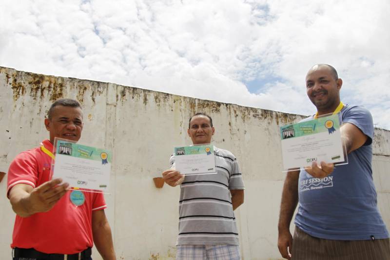 A Superintendência do Sistema Penitenciário do Estado (Susipe) realizou nesta quinta-feira, 10, a premiação do 3º Concurso de Redação realizado pela Defensoria Pública da União (DPU), com o apoio do Departamento Penitenciário Nacional (Depen), e que teve como tema "Mais direitos, menos grades". O evento teve por objetivo a certificação dos internos custodiados no Centro de Recuperação do Coqueiro (CRC), que conquistaram os três primeiros lugares de todo o Brasil.
FOTO: AKIRA ONUMA / ASCOM SUSIPE
DATA: 10.05.2018
BELÉM - PARÁ <div class='credito_fotos'>Foto: Akira Onuma / Ascom Susipe | <a href='/midias/2018/originais/7b40f77c-be1f-44a6-9340-9551c49252ef.jpg' download><i class='fa-solid fa-download'></i> Download</a></div>