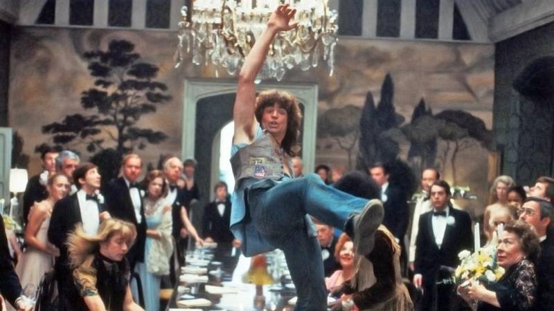 O Cine Líbero Luxardo exibe nesta terça-feira (8), às 18 h, “Hair” (foto), outra obra de Milos Forman, na Sessão Especial, promovida pela Fundação Cultural do Pará (FCP). Depois de “Um Estranho no Ninho”, a próxima obra de Forman na programação é o musical adaptado da Broadway sobre um jovem norte-americano convocado para a Guerra do Vietnã, que encontra um grupo de hippies adeptos do pacifismo, e vê suas convicções tomarem outro rumo. Recém-chegado de Oklahoma, Claude Bukowski (John Savage) chega à cidade de Nova Iorque, onde pretende se alistar para a guerra. Ali conhece um grupo de hippies no Central Park e se apaixona por Sheila (Beverly D'Angelo). Claude fica amigo de Berger, o líder pacifista dos hippies, interpretado por Treat Williams, que o convida para ir à festa de Sheila e declarar seu amor pela jovem.
FOTO: DIVULGAÇÃO
DATA: 07.05.2018
BELÉM - PARÁ <div class='credito_fotos'>Foto: Divulgação | <a href='/midias/2018/originais/7b410b07-96b5-479e-bbb1-cad381595232.jpg' download><i class='fa-solid fa-download'></i> Download</a></div>