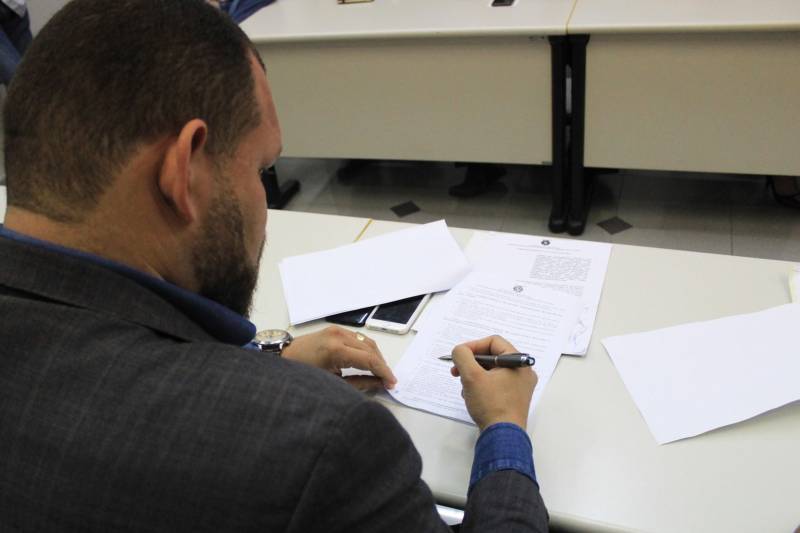 O superintendente do sistema penitenciário do Pará (Susipe), Michell Durans, assinou na manhã desta sexta-feira (21) um termo de cooperação técnica com o objetivo de executar ações conjuntas, voltadas ao desenvolvimento da produção, distribuição e consumo de frutas cítricas no Pará, com o uso da mão de obra carcerária na fazenda do Grupo Citropar Agropecuária, localizada no município de Capitão Poço, nordeste paraense. Além do Grupo Citropar, o termo foi assinado (foto) com a Secretaria de Estado de Desenvolvimento Agropecuário e da Pesca (Sedap), Agência de Defesa Agropecuária do Estado do Pará (Adepará), Superintendência Federal de Agricultura, Pecuária e Abastecimento no Estado do Pará (SFA/PA), Instituto Nacional de Metrologia (Inmet) e Serviço Nacional de Aprendizagem Rural (Senar).

FOTO: VELOSO JÚNIOR / ASCOM SUSIPE
DATA: 24.12.2018
BELÉM - PARÁ <div class='credito_fotos'>Foto: Veloso Junior / Ascom Susipe   |   <a href='/midias/2018/originais/7b42eb07-43d9-4fb4-a065-9c20148859bf.jpg' download><i class='fa-solid fa-download'></i> Download</a></div>