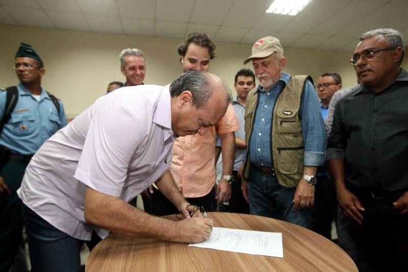 O Governador do Estado, Simão Jatene, também entregou para a região mais de 90 viaturas (foto) , 65 caminhonetes e 27 carros utilitários (pálios weekend), com destaque para duas da patrulha rural e uma para ronda escolar específica para Marabá. O Secretário de Estado de Segurança Pública, Luiz Fernandes, ressaltou que os veículos vão substituir a frota nas regiões sul e sudeste. “Surgiu uma demanda do policiamento rural, e já uma semana depois, por determinação do governador, já trouxemos as viaturas e já temos o policiamento disponível para fazer esse patrulhamento, que vai iniciar na região sudeste, mas se estenderá para a região sul e nordeste do estado. Hoje estamos substituindo toda a frota de veículos da região sul e sudeste, além disso o governador determinou onde tiver policiamento vai ter uma viatura, e já foi apresentado para a região os novos policiais que tomaram posse, nós não temos mais nenhum município sem delegado”, pontuou. Outras conquistas citada pelo Secretário da SEGUP foi o aumento do Núcleo de Apoio à Investigação e a criação de um conselho regional para acompanhar as ações de segurança pública. FOTO: SIDNEY OLIVEIRA / AG. PARÁ DATA: 06.04.2018 MARABÁ - PARÁ <div class='credito_fotos'>Foto: Sidney Oliveira/Ag. Pará | <a href='/midias/2018/originais/7b5c2c6d-df64-4b17-a46b-745f1a677582.jpg' download><i class='fa-solid fa-download'></i> Download</a></div>
