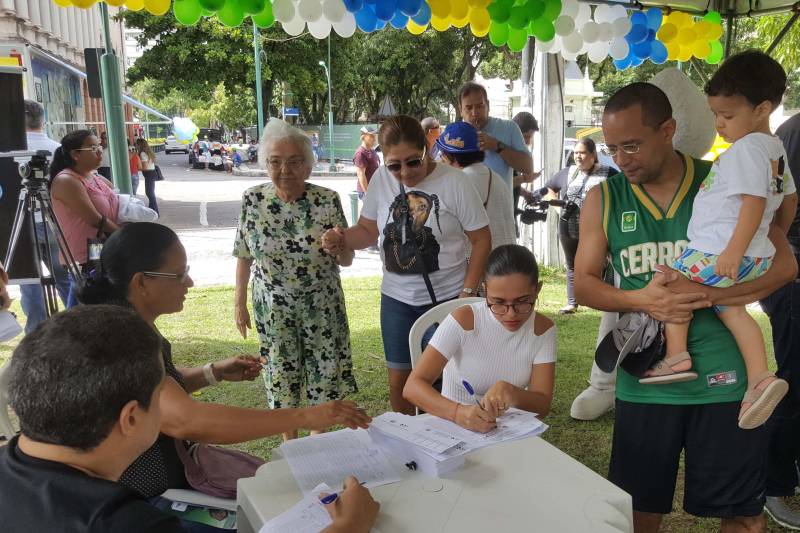 O Dia D da 20ª Campanha Nacional de Vacinação contra o Influenza é neste sábado (12), na Praça da República, com a participação da Secretaria de Estado de Saúde Pública (Sespa) e da Secretaria Municipal de Saúde de Beém (Sesma).
FOTO: CARLA FISCHER / ASCOM SESPA
DATA: 12.05.2018
BELÉM - PARÁ <div class='credito_fotos'>Foto: CARLA FISCHER / ASCOM SESPA | <a href='/midias/2018/originais/7b5f3450-7943-4f43-8d08-e053e4410307.jpg' download><i class='fa-solid fa-download'></i> Download</a></div>