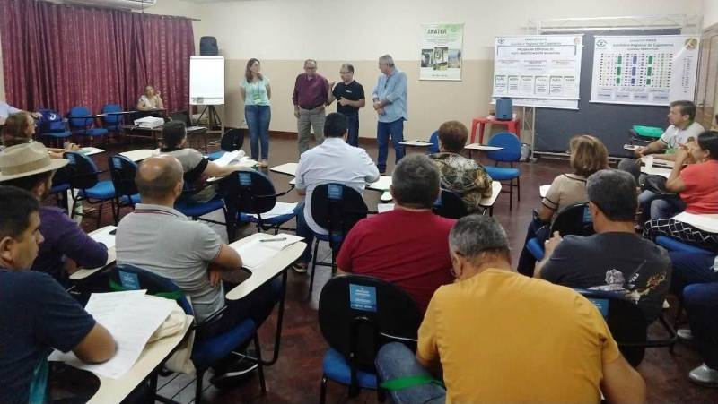 A Empresa de Assistência Técnica e Extensão Rural do Estado do Pará (Emater/PA) foi criada no dia 3 de dezembro de 1965. Nesses 53 anos de existência, o trabalho vem sendo desenvolvido com muito entusiasmo pelos extensionistas rurais em todos os municípios paraenses. De acordo com o Núcleo de Estudos e Avaliações (NEA), da Coordenadoria de Planejamento (Cplan), a produção dos agricultores familiares assistidos pela empresa registra muitas culturas trabalhadas com produção de milhares de toneladas, como o açaí, abacaxi, banana, cacau, mandioca, pimenta-do-reino, entre outras, demonstrando o grande potencial de competitividade da base produtiva da agricultura familiar estadual.

FOTO: ASCOM / EMATER
DATA: 06.12.2018
 <div class='credito_fotos'>Foto: ASCOM EMATER   |   <a href='/midias/2018/originais/7b6c567e-fbea-46b9-86c8-84e9afcccb8b.jpg' download><i class='fa-solid fa-download'></i> Download</a></div>