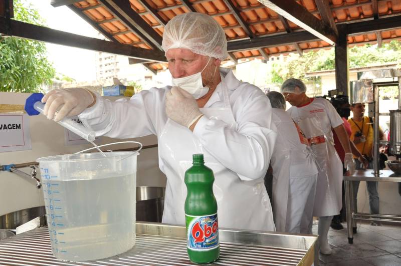 No segundo momento, é feita uma demonstração prática de todas as etapas de processamento do açaí, com a participação dos batedores e finalização com degustação do produto, além da entrega de kits com instrumentos básicos para os batedores.
FOTO : JOSÉ PANTOJA / ARQUIVO ASCOM SESPA
DATA :18.11.2011
BELÉM - PARÁ
<div class='credito_fotos'>Foto: José Pantoja / Ascom Sespa | <a href='/midias/2018/originais/7b7db737-ab5d-4c33-bb96-5929bcaf61b0.jpg' download><i class='fa-solid fa-download'></i> Download</a></div>