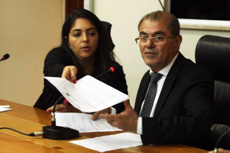 A comitiva nacional dos direitos humanos foi recebida por representantes da Secretaria de Estado de Segurança Pública e da Defesa Social (Segup) para dialogar sobre as medidas já colocadas em prática frente ao ocorrido no Centro de Recuperação Penitenciário do Pará III (CRPP III), na última terça-feira, 10. A reunião foi nesta sexta-feira, 13, na sede da secretaria. Na foto, a ouvidora Nacional do Ministério dos Direitos Humanos, Erika Queiroz com o titular da Segup, Luiz Fernandes.
FOTO: CARLOS SODRÉ / AG. PARÁ
DATA: 13.04.2018
BELÉM - PARÁ <div class='credito_fotos'>Foto: CARLOS SODRÉ / AG. PARÁ | <a href='/midias/2018/originais/7b7e01c6-0359-4716-8e74-9fd59321988e.jpg' download><i class='fa-solid fa-download'></i> Download</a></div>