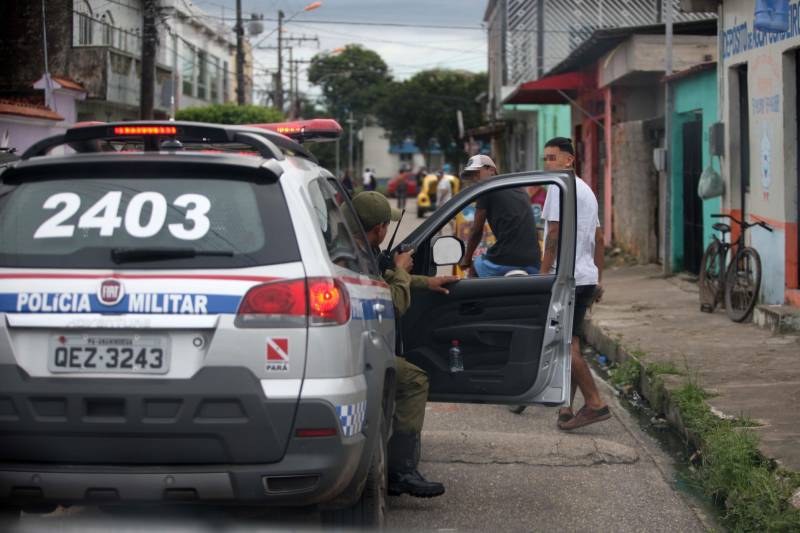 A Polícia Militar do Estado iniciou nesta segunda-feira, 30, a operação Sáfara 3, de combate à criminalidade na Grande Belém. Duas áreas de grande incidência criminal Guamá e Tapanã, foram priorizadas nesse primeiro dia de operação. A partir do bairro do Guamá, os policiais percorreram áreas dos bairros da Terra Firme e Jurunas. A partir do Tapanã, foram atendidas áreas da Pratinha, Bengui e Parque Verde. A escolha dos locais teve por base ocorrências criminais monitoradas pela inteligência da Polícia Militar. Só nos bairros do Bengui e Cabanagem, no mês de abril, foram contabilizados onze homicídios.
FOTO: THIAGO GOMES / AG. PARÁ
DATA: 30.04.2018
BELÉM - PARÁ <div class='credito_fotos'>Foto: Thiago Gomes /Ag. Pará | <a href='/midias/2018/originais/7b86119f-30ee-466f-823a-d12a42e30e91.jpg' download><i class='fa-solid fa-download'></i> Download</a></div>