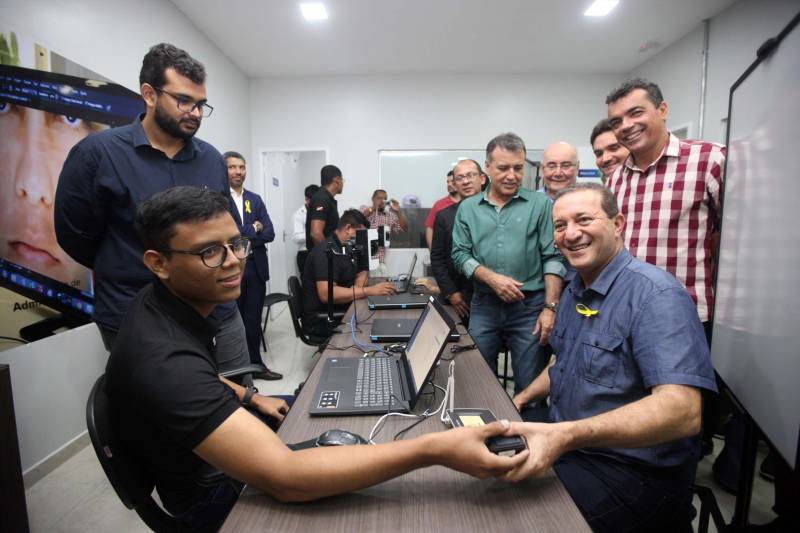 “Fiz questão de trazer minha filha para seu primeiro exercício de cidadania que é ter uma carteira de identidade, ainda mais em um local como este, que permite resolvermos várias pendências com mais conforto e praticidade”, comemorou o senhor Genival de Oliveira, 40 anos, pai da pequena Gabrielle, 8 anos. A família de seu Genival é uma das milhares que serão beneficiadas no município de Parauapebas, no sudeste paraense, com orientações e serviços de diversos órgãos estaduais em um único local: a Estação Cidadania. O espaço, localizado no Shopping Karajás, foi entregue oficialmente à população na manhã deste sábado (19). A cerimônia contou com a presença de secretários de Estado, parlamentares, entre outras autoridades locais. Esta é a segunda Estação Cidadania da região. A primeira é a de Marabá. Na foto, o presidente da Assembleia Legislativa do Estado (Alepa), Márcio Miranda.
FOTO: THIAGO GOMES / AG. PARÁ
DATA: 19.05.2018
PARAUAPEBAS - PARÁ <div class='credito_fotos'>Foto: Thiago Gomes /Ag. Pará | <a href='/midias/2018/originais/7b89dacd-2d06-4d46-9f3d-95480823474b.jpg' download><i class='fa-solid fa-download'></i> Download</a></div>